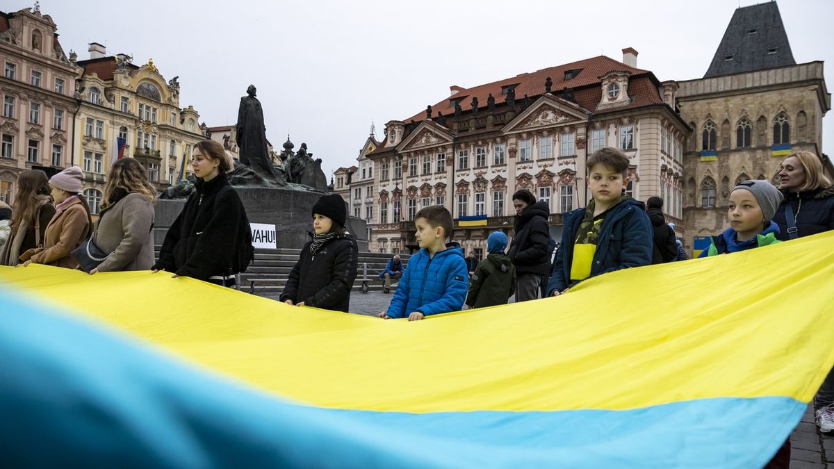 Stovky demonstrantů v Praze žádaly výraznější pomoc Ukrajině
